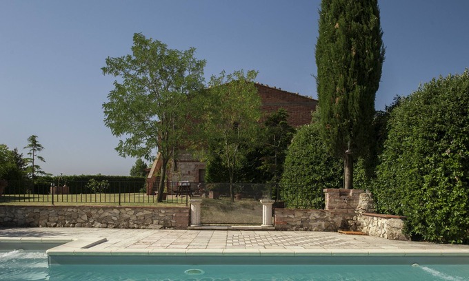 Bollano Apartment | Farmhouse for 8 people with swimming pool in Asciano and near Siena