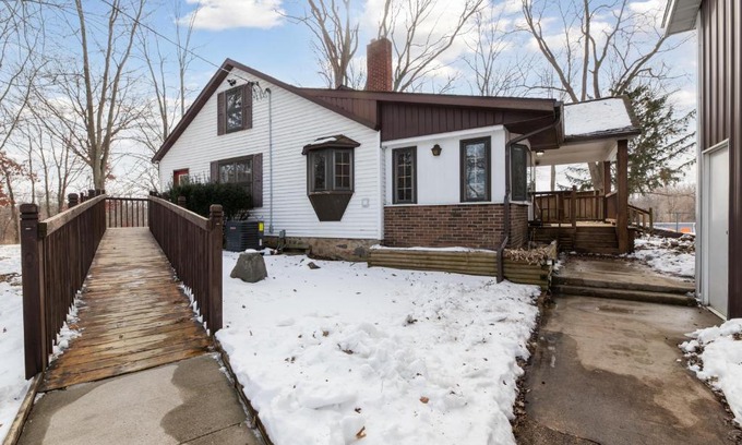 East Leroy House | Farmhouse in Battle Creek whit hub tube