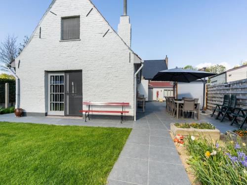 Beveren House | Farmhouse in Beveren near Beach & Garden