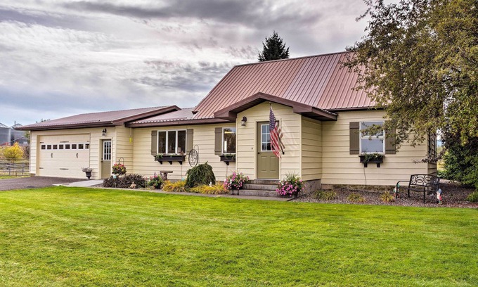 Grangeville House | Farmhouse in Country Setting Near Gravity Hill