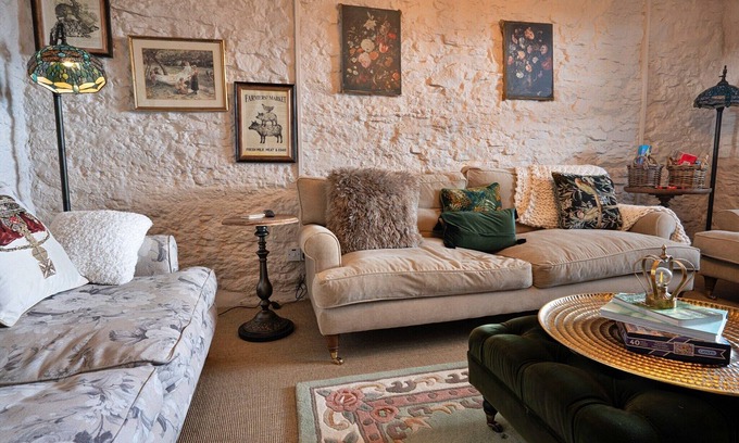 Buxton Cottage | Farmhouse in Staffordshire with Hill Views