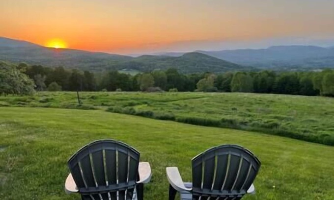 Johnson House | Farmhouse with Mountain Views Near Stowe/Smuggs
