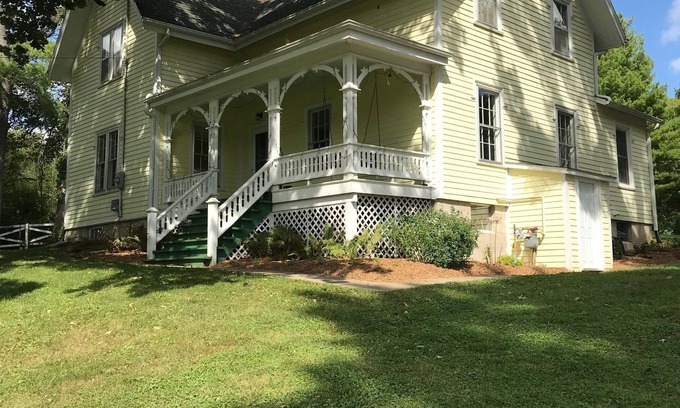 Decorah House | Farmhouse Within City Limits & Close to Luther College