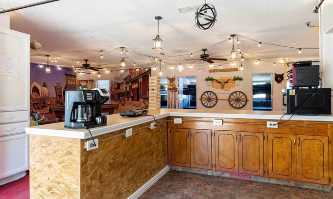 Wills Point Hostel | Farmstay🐮Private RM#1🐓Old Texas Bunkhouse🐱