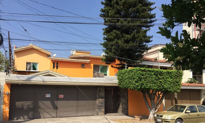 Zona Expo House | Faro Expo GDL for 12 pp near Plaza del Sol. Pet friendly. Steps from the expo.