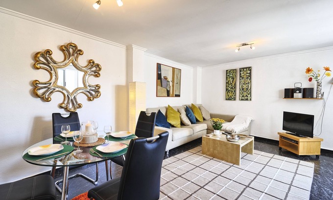 Extramurs Apartment | Fast-E WiFi/On-St parking/Metro Hub @290m/Cafe Society Enclave.