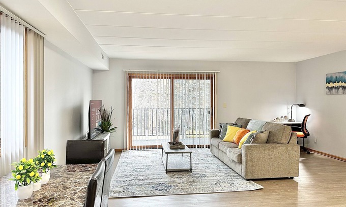 Hickory Hills Apartment | Fast Wi-Fi/4KTV/Free parking/Comfy beds/Getaway