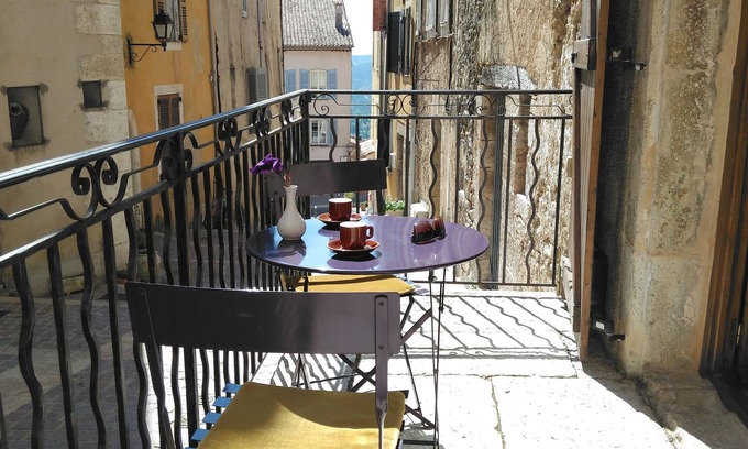 Fayence Apartment | Fayence center in a pedestrian street. Air-conditioned studio with wifi.