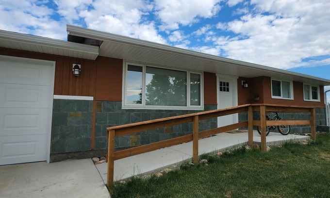 Town of Magrath House | Feel at Home Country style family house.