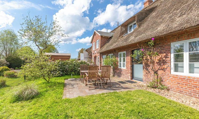 Wobbenbull Apartment | Feel-good atmosphere under thatched roof in the beautiful vacation apartment "Wa