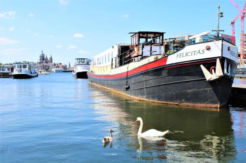 Amsterdam City Centre Boat Rental | Felicitas