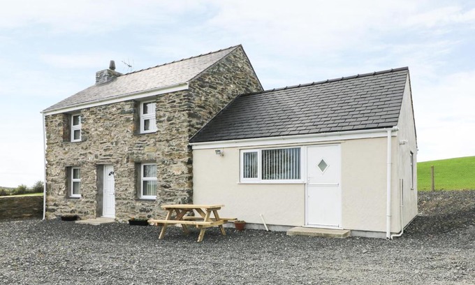 Caergeiliog House | Felin Manaw