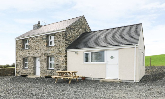 Caergeiliog Cottage | FELIN MANAW, with a garden in Bodedern