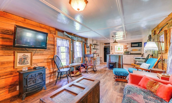 Madill Cabin | Fenced Yard: Quaint Cabin Near Lake Texoma!
