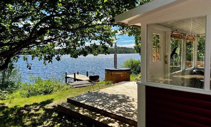 Hultsfred House | Ferien Direkt am See mit Sauna, Badetonne, Boot und Eigenem Steg Kpl. Saniert