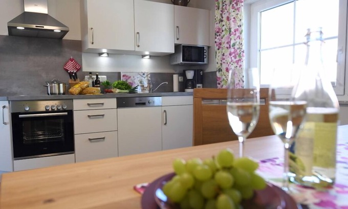 Gunzenhausen Apartment | Feriendomizil mit Balkon und Weiher zum Baden oder Angeln