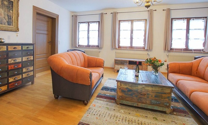 Urach House | Ferienhaus Altes Pfarrhaus, 300qm, Garten, 3 Schlafzimmer, max. 6 Personen