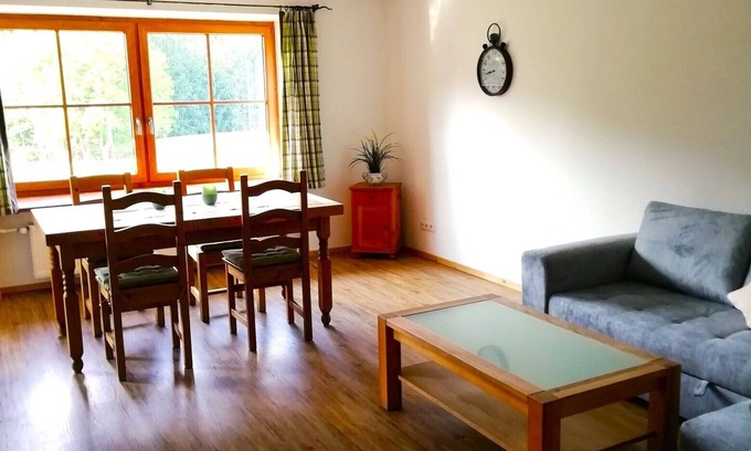 Siegsdorf Apartment | Ferienwohnung 100qm, Balkon, 2 Schlafzimmer, Wohnzimmer, Badewanne, Bergblick, Wlan, max 4 Pers