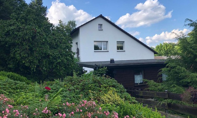 Meschede Apartment | Ferienwohnung am Wald mit Garten & Hot-Tub & Alpakas