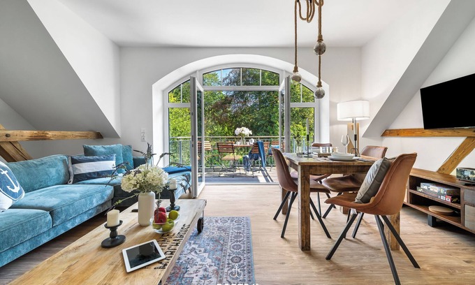 Hedwigenkoog Apartment | Ferienwohnung Krabbe mit Balkon, Schlafzimmer und Moderner Einrichtung