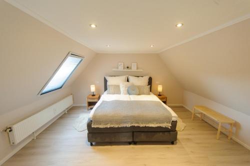 Suesel Apartment | Ferienwohnung Schlafgemach - Gemütlicher Urlaub zwischen Ostsee und Holsteinische Schweiz - Boxspringbett & Wallbox