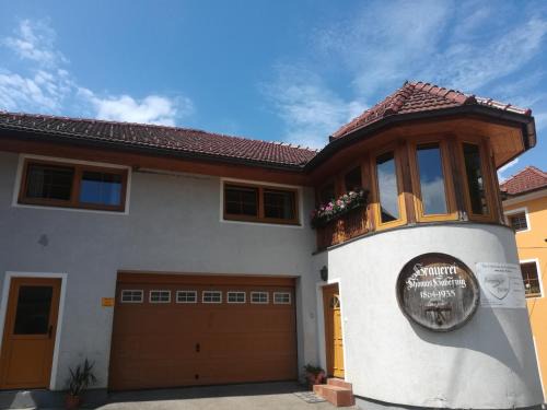 Liebenfels House | Ferienwohnung Schmetterling