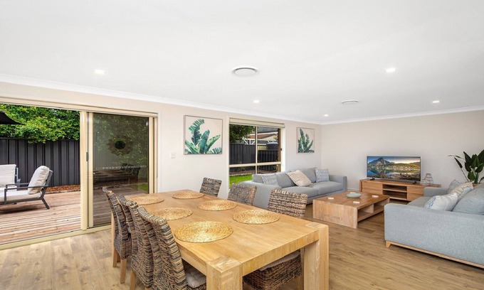 Booker Bay Villa | Ferry Breeze Ettalong Beach