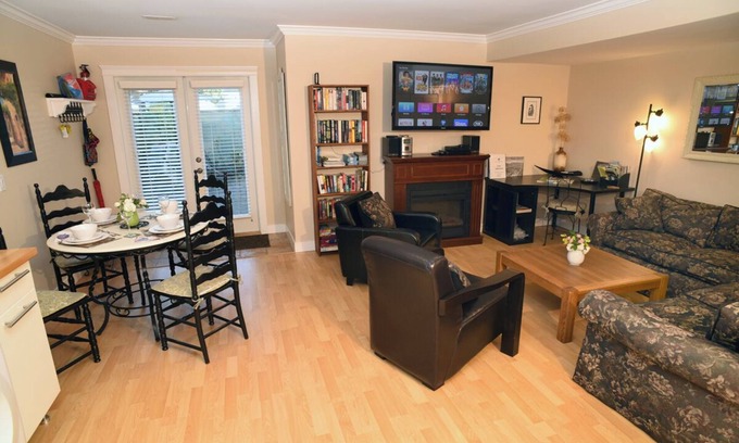 Horseshoe Bay Apartment | Ferry Walk House, Family & Pet Friendly