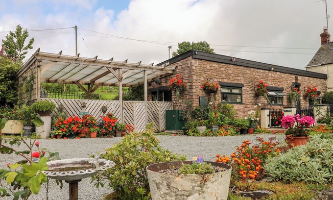 Llangynin Cottage | FFYNNONLWYD COTTAGE, family friendly, with hot tub in St Clears