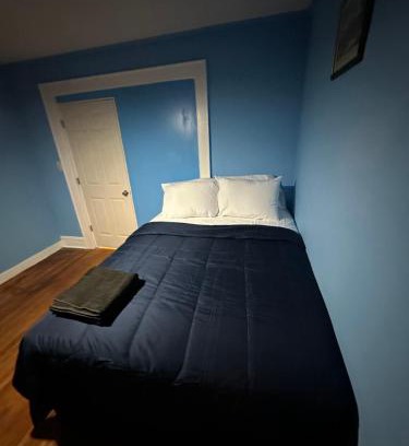 Irvington House | Fidelia Diamond Room Queen Bed Minutes from Newark Liberty International Airport and Newark Penn Station