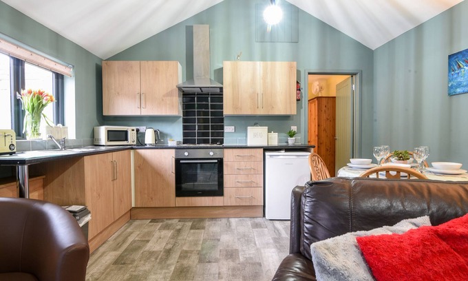 Raymonds Hill Cottage | FIELD VIEW AT COOMB BANK FARM, pet friendly in Raymond's Hill