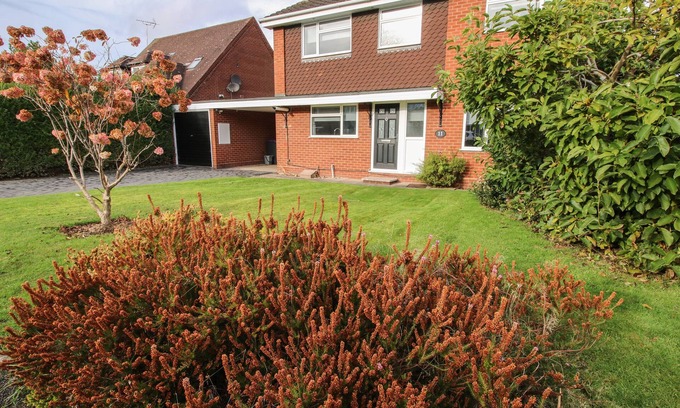 Newport House | FIELD VIEW, pet friendly, with a garden in Edgmond, Shropshire
