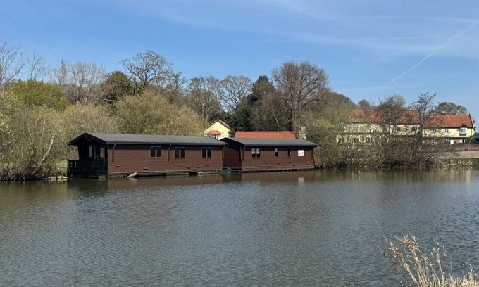 Smallburgh Boat Rental | Filby Broads Lodge Houseboat