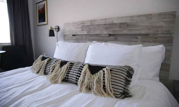 Fillmore Apartment | Fillmore Lodge: Bright Queen Room, Lowest Price!