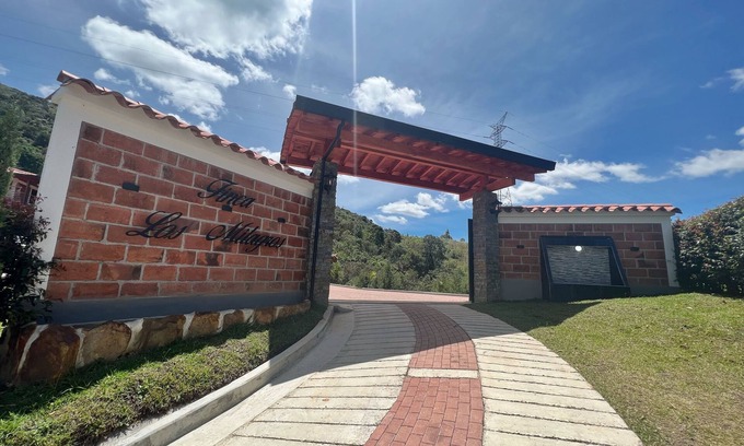 Guarne House | Finca de Lujo con Chimenea y Jacuzzi a 10 Min Autopista en Guarne