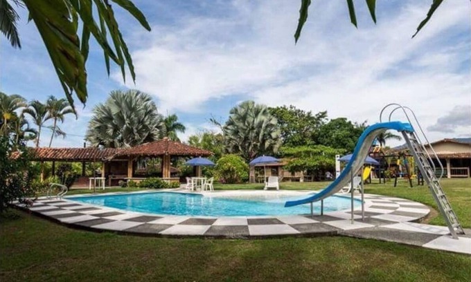 Montenegro House | Finca Grupos Grandes Cerca Al Parque Del Café. Cerca a Quimbaya Quindío
