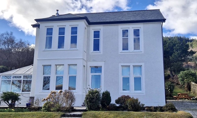 Tighnabruaich Apartment | Findhorn Upper - waterfront location, sea views, pet friendly