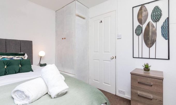 Ifield House | Findon House 10min from Gatwick airport, Findon House- Modern and Cosy 3BR