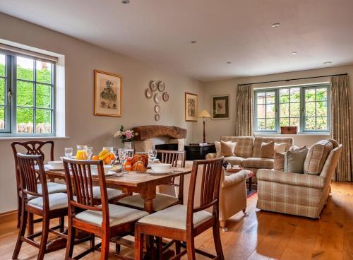 Kingham House | Finest Retreats - Kites Gate