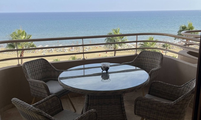 Larnaca City Centre Apartment | Finikoudes Beech front views Carisa Ithaki