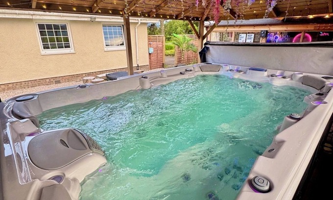Saddell House | FINN VILLAGE Mountain View Cottage Garden & XXL HOT TUB