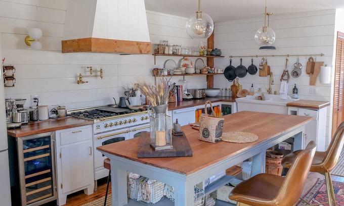 Westford House | Finnegan's Barn - Retro Rustic Mansfield/Smuggs