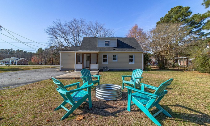 Mathews House | Fire Pitđ„ Walk to Town. 1st floor King Bed & Walk in Shower! Monthly Discounts!