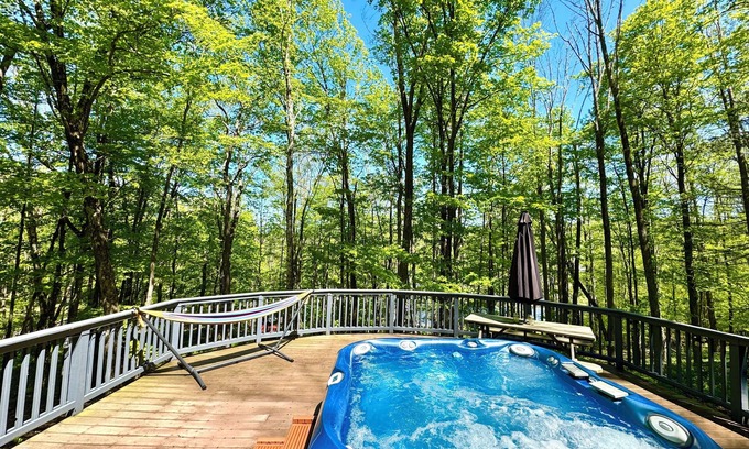 Jeffersonville Cottage | Fireplace, Hot Tub, Sauna– Adventure & Charming Towns!
