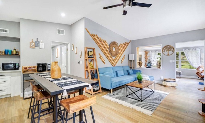 Conway House | Fireplace + Lake View + 10min to dwtn + near parks