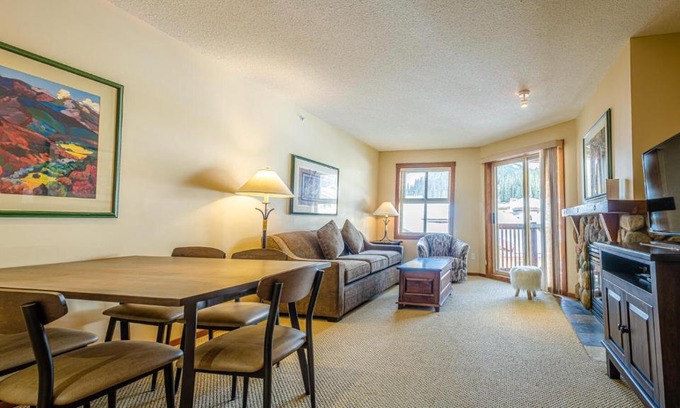 Sun Peaks Cabin | Fireside Lodge #413 By Bear Country