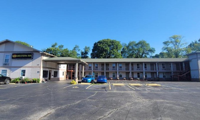 Caseyville Hotel | FIRST WESTERN INN