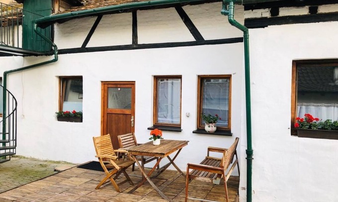Offenbach am Main Apartment | Fisherman's Lodge: 1 room (living/bedroom) - bathroom - kitchen - 30 min to Frankfurt