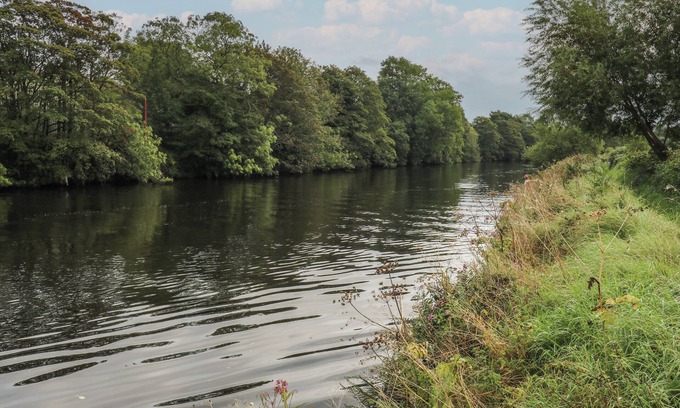 Mirfield House | FISHERMAN'S RETREAT, pet friendly, with a garden in Mirfield