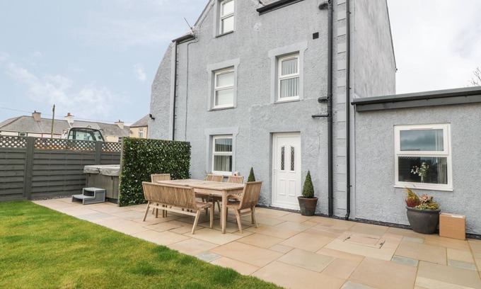 Malltraeth House | FISHERMANS COTTAGE, pet friendly, with hot tub in Malltraeth